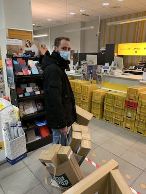Foto de la primera entrega de paquetes de Miroar en DHL