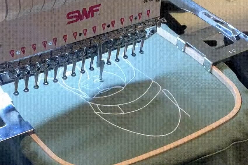 Animación GIF de bordado personalizado en sudadera en máquina de bordado SWF