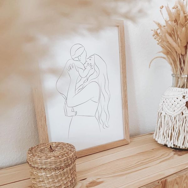 Dibujo Line Art de una madre con su hijo, compartido por la influencer @mamimitstil