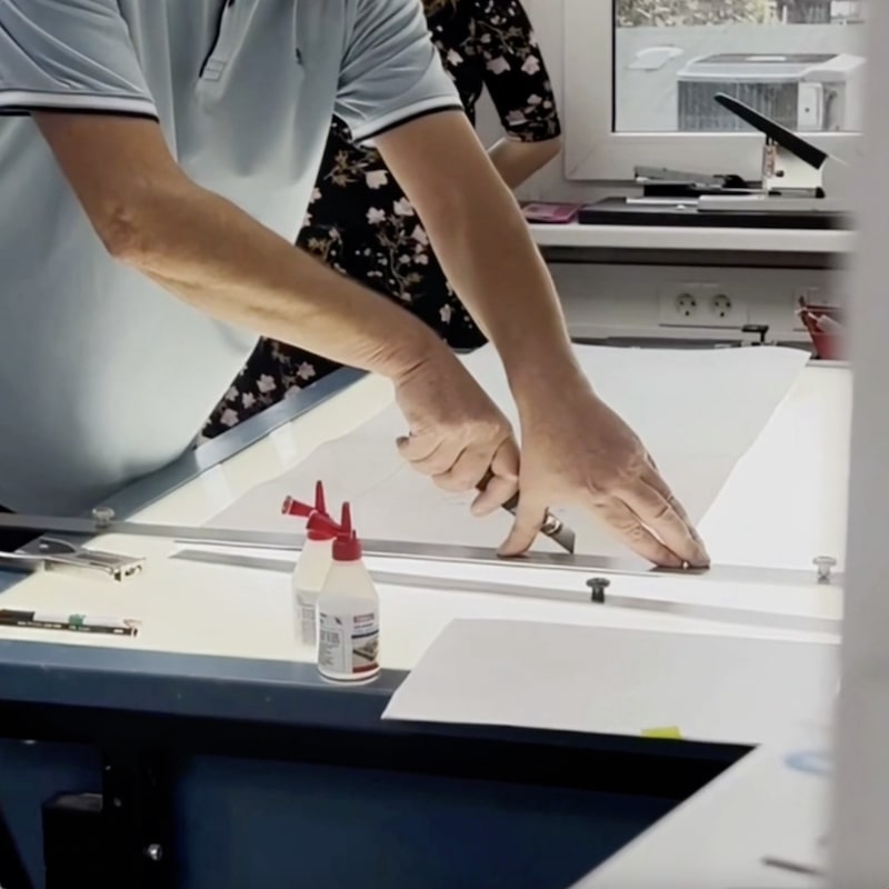 Animación GIF de bordado personalizado en sudadera en máquina de bordado SWF