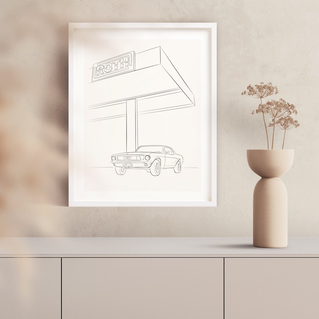 Dibujo Line Art de un Ford Mustang en un marco blanco sobre una cómoda