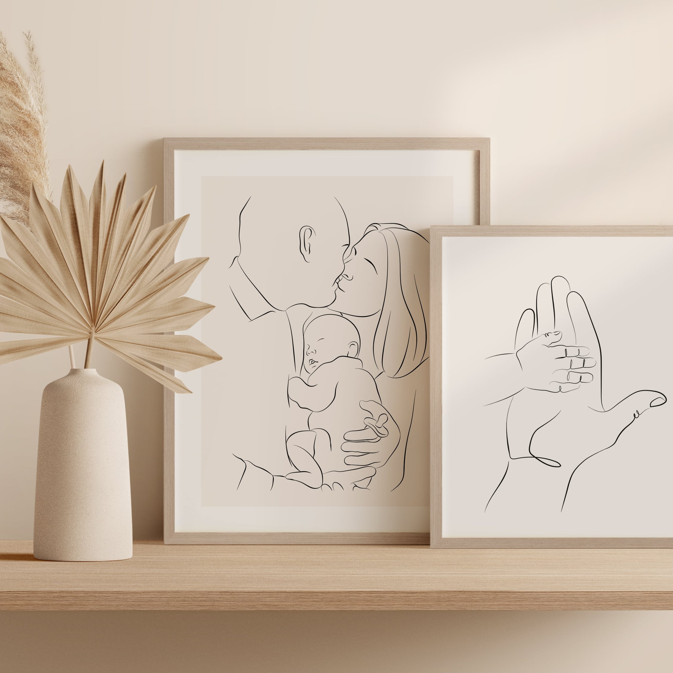 Combinación de dos dibujos Line Art, una pareja con un bebé y una mano pequeña tocando una mano más grande